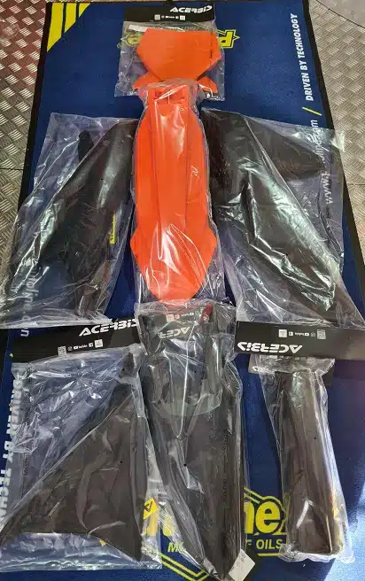I-Plastics plastic kit ( incl voorvork beschermers ) Zwart / Oranje KTM SX 125/150/250/300 2023-2024 & SX-F 250/350/450 2023-2024