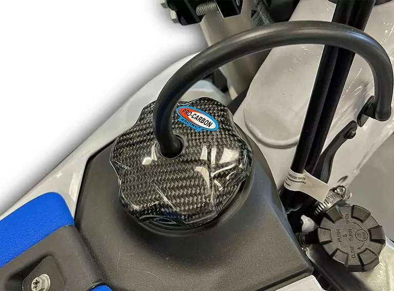 Pro Carbon tankdop cover Husqvarna TC 125/250 2016- & FC 250/350/450 2016- & Gas Gas MC 85/125/250 2021- & MC 250F/350F 2021- & KTM SX 85/125/250/300 2016- & SX-F 250/350/450 2016-