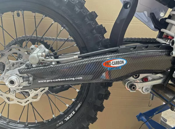 Pro Carbon achterbrug beschermers KTM SX/F 125/250/300/350/450 2023- & EXC/EXC-F 250/300/350/450/500 2024- & Husqvarna TC/FC 125/250/350/450 2023- & TE/FE 150/250/350/450/501 2024- - Afbeelding 2