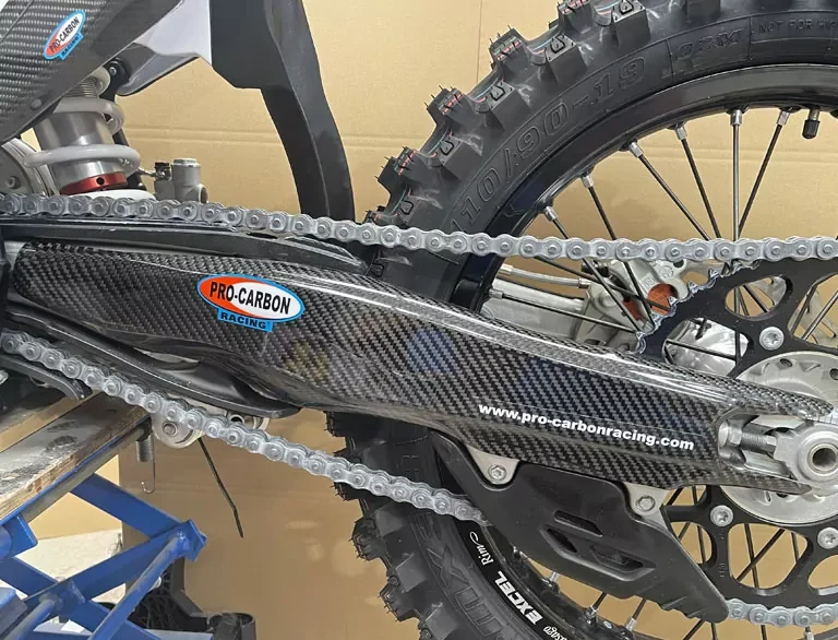 Pro Carbon achterbrug beschermers KTM SX/F 125/250/300/350/450 2023- & EXC/EXC-F 250/300/350/450/500 2024- & Husqvarna TC/FC 125/250/350/450 2023- & TE/FE 150/250/350/450/501 2024-
