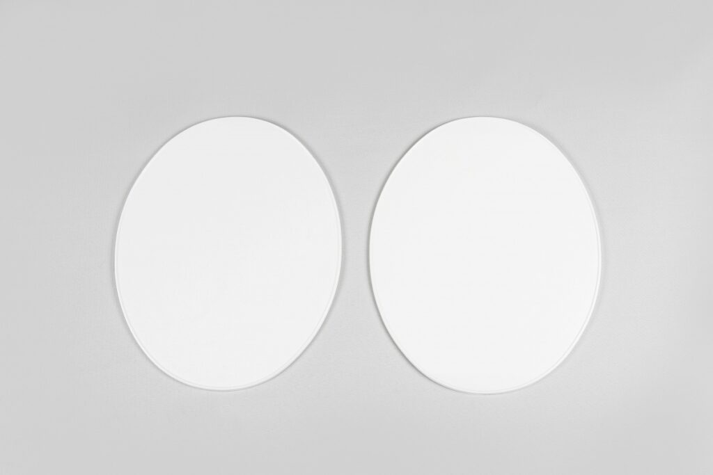 UFO voornummerplaat universeel Wit Oval plate since 1970 ( 2 stuks )