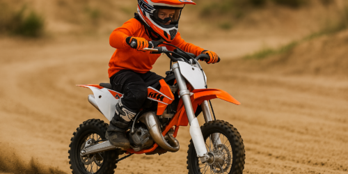 Kind op een crossmotor in actie, rijdend op een KTM 65SX in een zandbaan, met helm en volledige bescherming