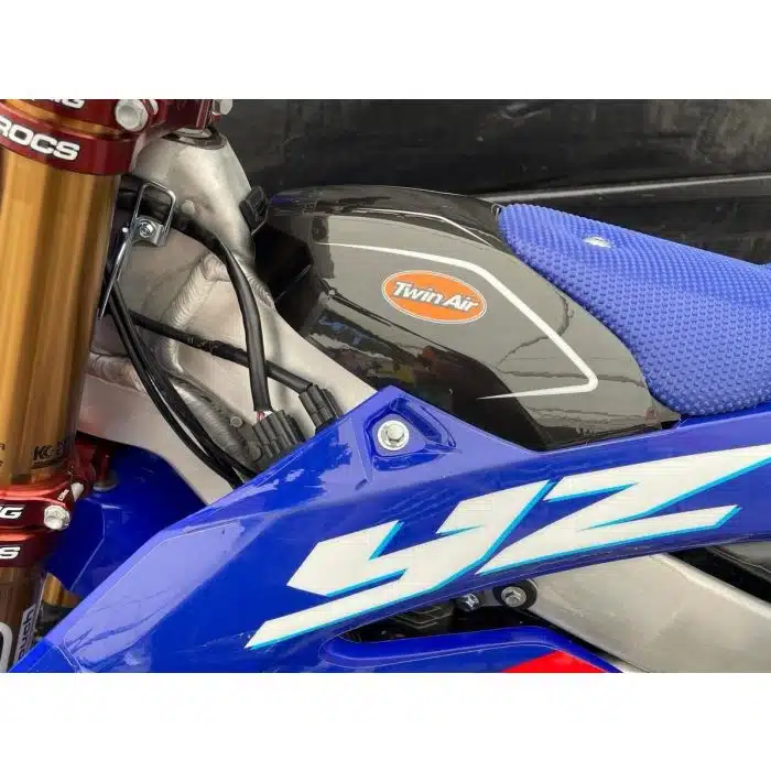 Twin Air Airflow Cover brandstoftank / filterbak kap Zwart Yamaha YZ 250F 2024- & YZ 450F 2023- & Fantic XXF 250 2024 & XXF 450 2023- - Afbeelding 2