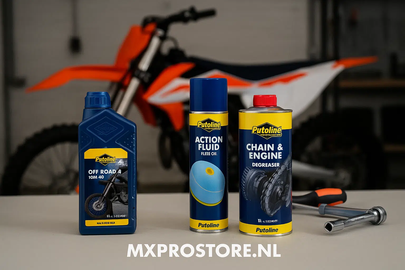 Putoline motorolie, luchtfilterolie en kettingreiniger netjes opgesteld in een crossgarage naast een motor met gereedschap