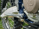 Onegripper CTRL RVS voetsteunen #1 KTM SX/SX-F 125/150/250/300/350/450 2023- & Husqvarna TC/FC 125/150/250/350/450 2023- & Gas Gas MC/MC-F 125-450 2024- ( 0 mm down / 5 mm back )