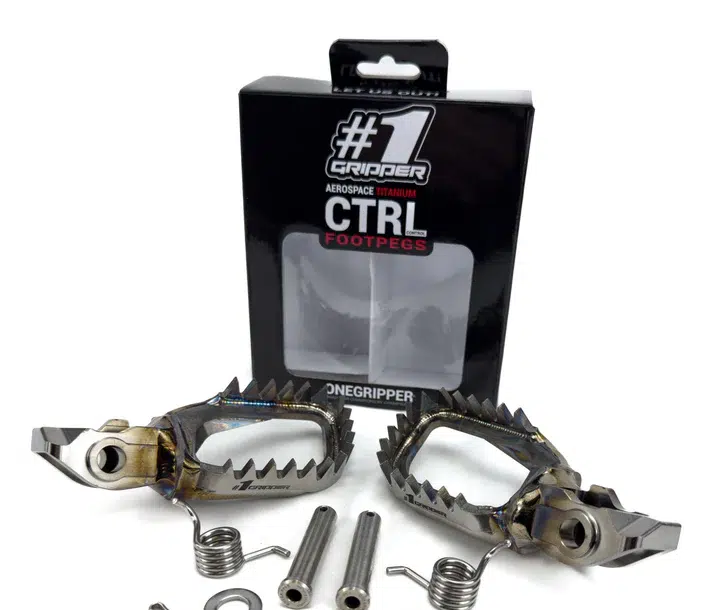 Onegripper Ti-CTRL Mud-Free Titanium voetsteunen #1 60mm Yamaha YZ 250F 2024- & YZ 450F 2023- & Fantic XX 250F/450F 2024- ( -5 mm down / -5 mm back )
